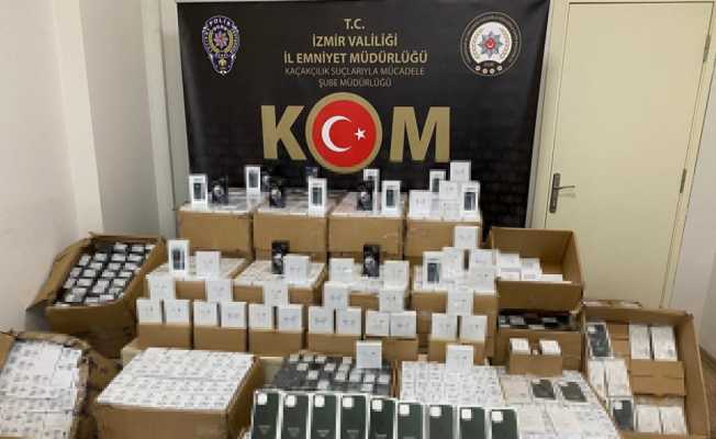 İzmir’de kaçak cep telefonu operasyonu