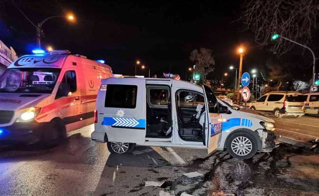 İzmir’de polis aracı kaza yaptı: 2 polis yaralı