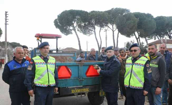 Jandarma, traktör sürücülerine reflektör taktırdı