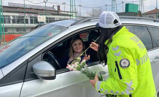 Kadın polislerden sürücülere sürpriz