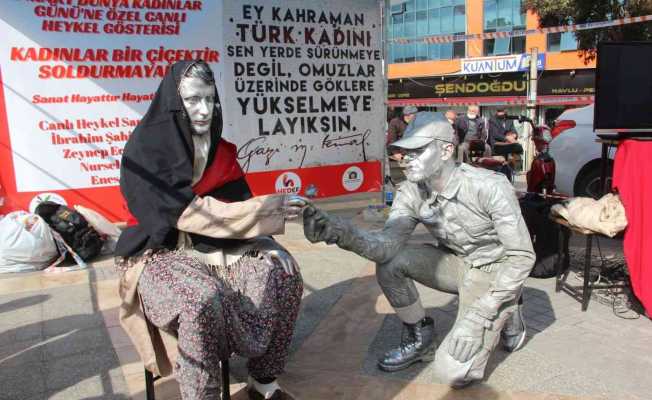 Kadınlar Gününe özel canlı heykel gösterisi