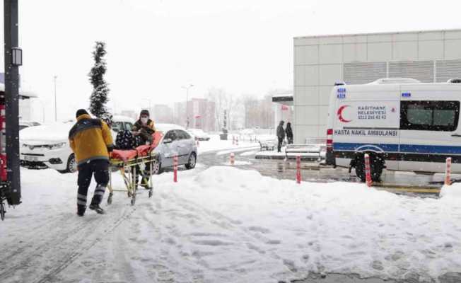 Kağıthane Belediyesi hastalara ulaşım hizmeti veriyor