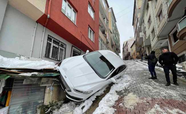 Kağıthane’de karda kayan araç doğalgaz kutusunu patlattı