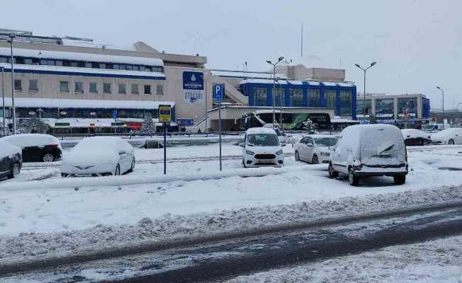 Kar ulaşımı da vurdu: Şehirlerarası otobüs seferleri iptal edildi