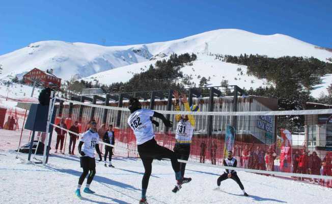 Kar üstünde voleybol nefesleri kesiyor