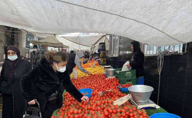 Kar yağışından dolayı sevkiyatı yapılamayan meyve ve sebzelerin fiyatları arttı