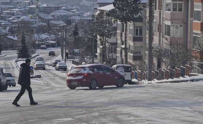 Karabük’te yollar buz pistine döndü, kazalar ardı ardına geldi