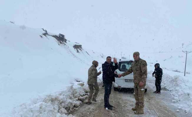 Karda mahsur kalan hasta vatandaşın imdadına jandarma yetişti