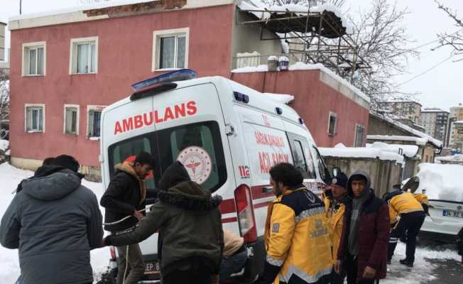 Karla kaplı yollarda sağlık çalışanları hastaya ulaşmak için seferber oldu