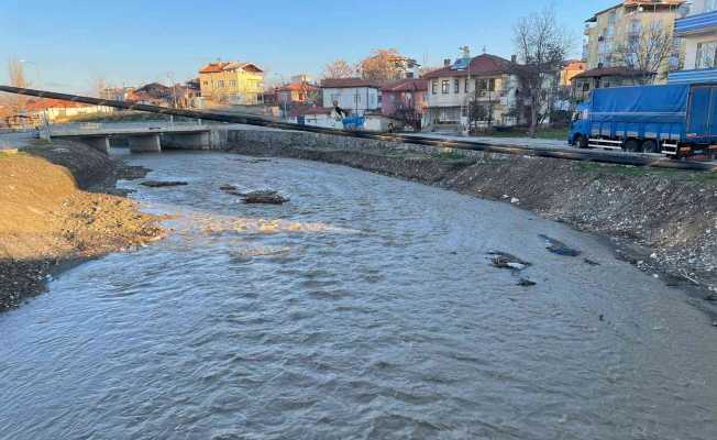 Karlar erimeye başlayınca akarsuların debisi yükseldi