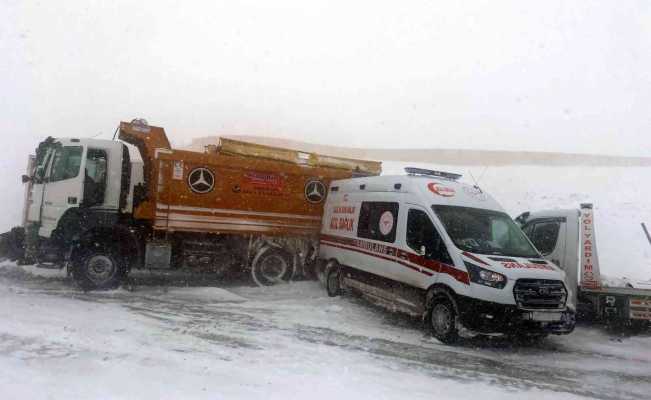 Karlı yolda kayan araçlar ambulansa çarptı