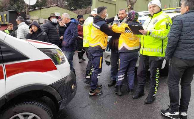 Karlı yolda kayan otomobil 3 araca çarparak durabildi