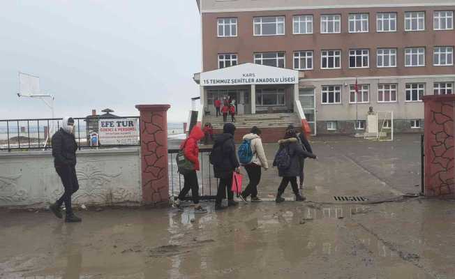 Kars’ta öğrencilerin yağmurla birlikte çamur sınavı