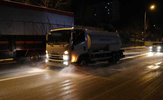 Kartal Belediyesi karla mücadele ekipleri mesaiye devam ediyor