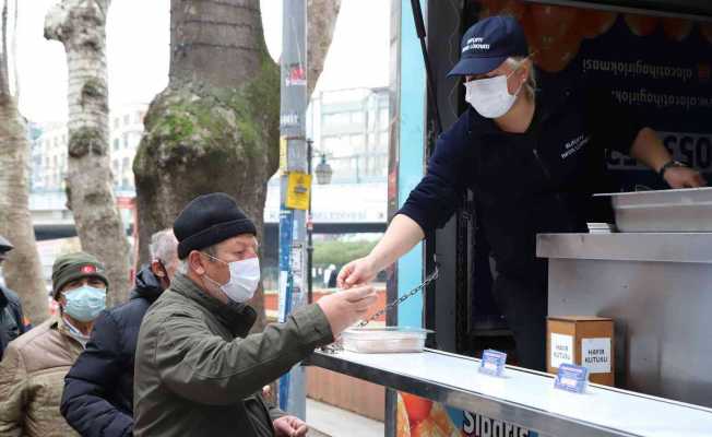 Kartal Belediyesinden vatandaşlara kandil simidi ve hayır lokması ikramı