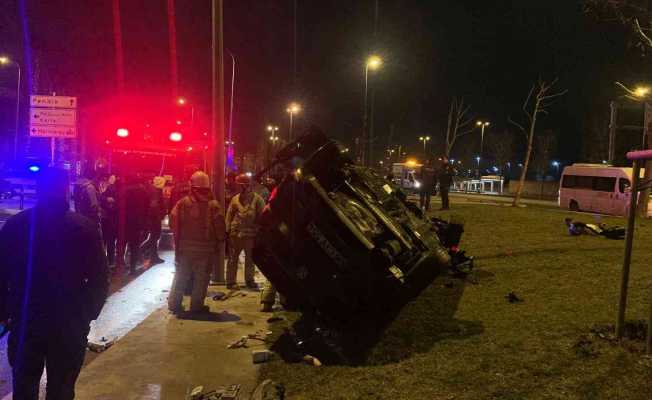 Kartal’da trafik kazası: Yoldan çıkan araç takla attı