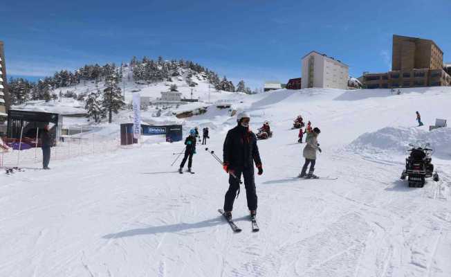 Kartalkaya’da kar kalınlığı 3 metreye yaklaştı