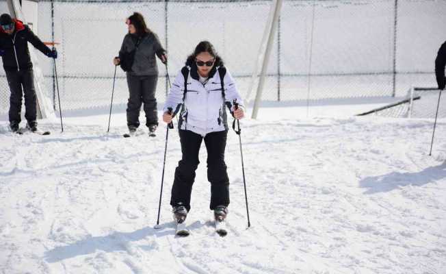 Kayak tutkunları Kartepe’de karın tadını doyasıya çıkardı