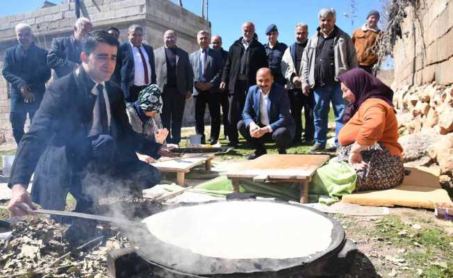 Kaymakam Sevgili, kadınlarla köy ekmeği pişirdi