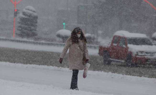 Kayseri’ye lapa lapa kar yağdı