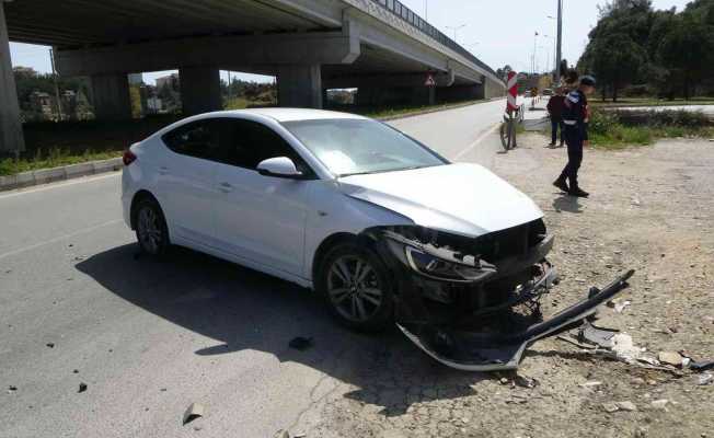 Kaza yaptığı otomobilden kendini dışarı zor attı