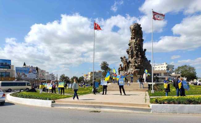 KKTC’deki Ukraynalılardan savaş karşıtı protesto