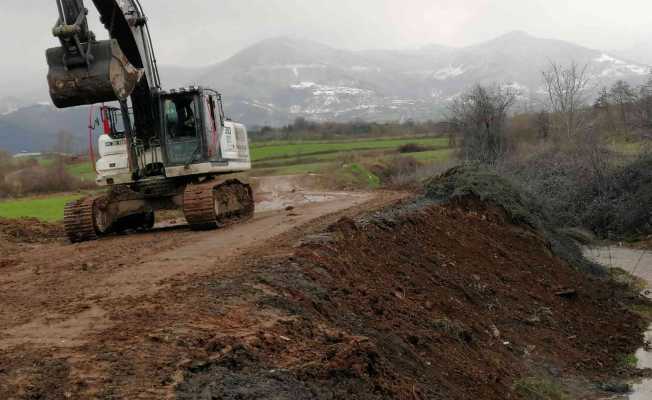 Kocaeli’de dereye dökülen 40 ton atık kaldırıldı