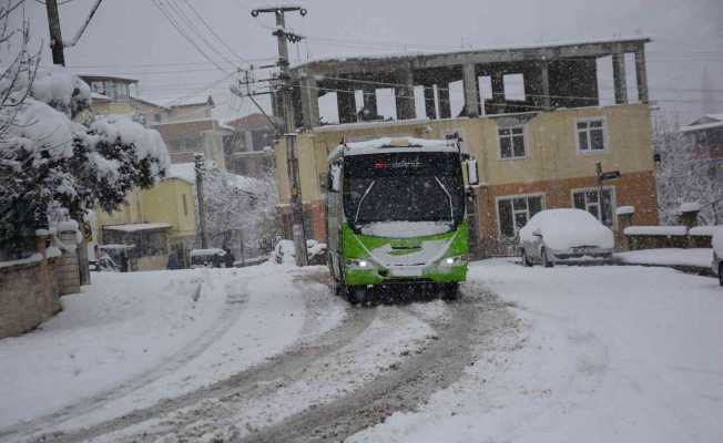 Kocaeli’de kar yağışı günlük yaşamı olumsuz etkiliyor