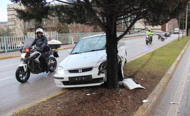 Kocaeli’de otomobil ağaca çarptı: 2 yaralı