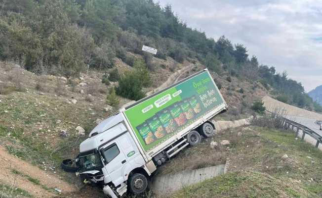 Kontrolden çıkan kamyon devrildi