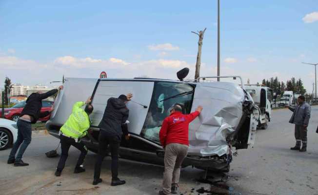 Kontrolden çıkan kamyonet önce bariyerlere çarptı, sonra yan yattı