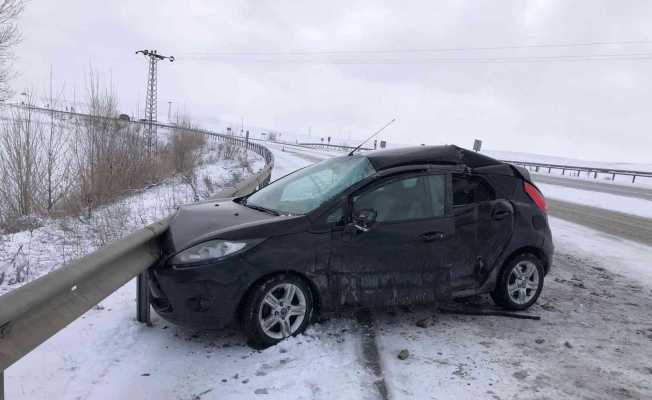 Kontrolden çıkan otomobil tıra arkadan çarptı: 2 yaralı