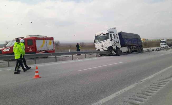 Kontrolden çıkan tır refüje çarptı: 1 yaralı