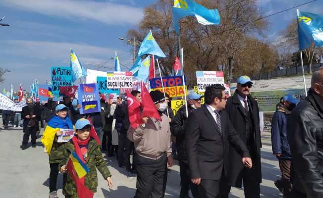 Konya’da yaşayan Kırım Türkleri ve Ukraynalılar savaşın durması için yürüdü