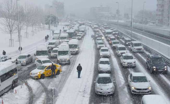 Küçükçekmece E-5’te trafik durma noktasına geldi