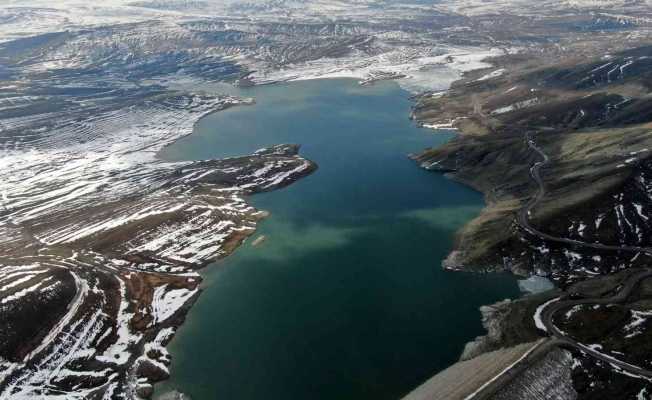 Kuruyan barajda yürüyorlardı, eriyen karlarla yeniden su tuttu