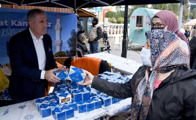 Kuşadası Belediyesi’nden kandil ikramı