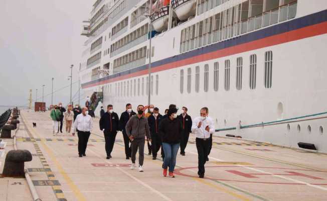 Kuşadası’na gemi ile 145 yolcu geldi