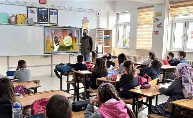 Kütahya’da öğrencilere ağaç dikmenin önemi anlatılıyor