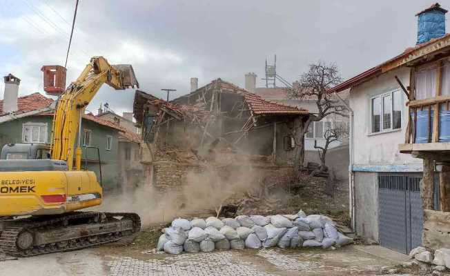 Kütahya’da yıkılmaya ve çökmeye meyilli 285 yapı ortadan kaldırıldı