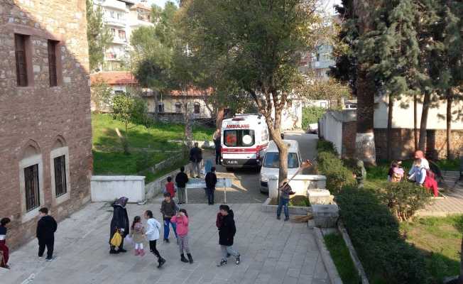 Madde bağımlısı şahıs, çocukların gözü önünde yere yığılıp kaldı