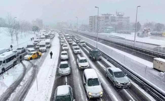 Mahmutbey Gişeleri’nde oluşan araç kuyruğu havadan görüntülendi