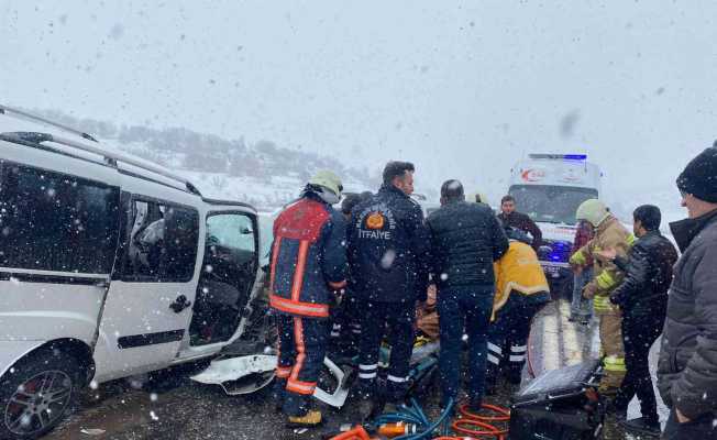 Mardin’de iki araç kafa kafaya çarpıştı: 3 ölü, 8 yaralı