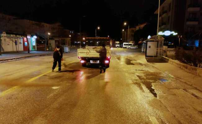 Menteşe’nin sokak ve caddelerinde tuzlama çalışması