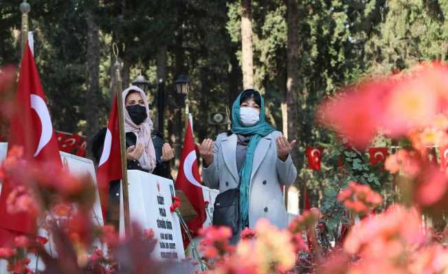 Mersin Şehitliğinde duygulandıran tören