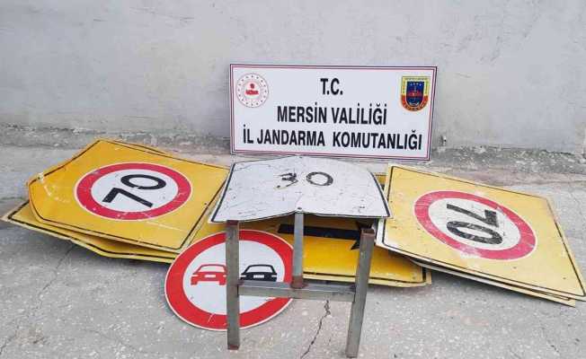 Mersin’de trafik uyarı levhalarını çalan şüpheli gözaltına alındı