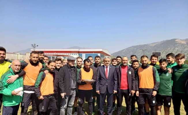 MHP Aydın İl Başkanı Alıcık’tan Efelerspor’a baklava ikramı