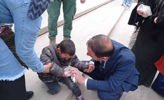 MHP Diyarbakır İl Başkanlığı vatandaşlara kandil simidi dağıttı