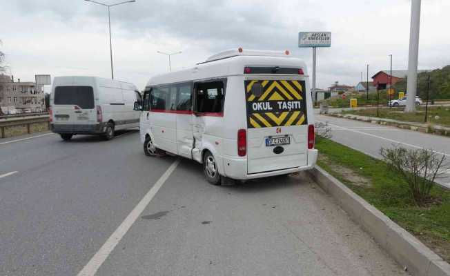 Mikser ile okul servisinin çarpışma anları güvenlik kamerasına yansıdı