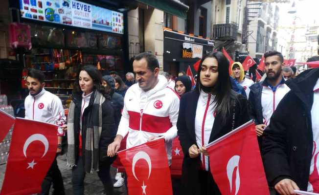 Milli sporcular gençlerle İstiklal Marşı’nı okudu